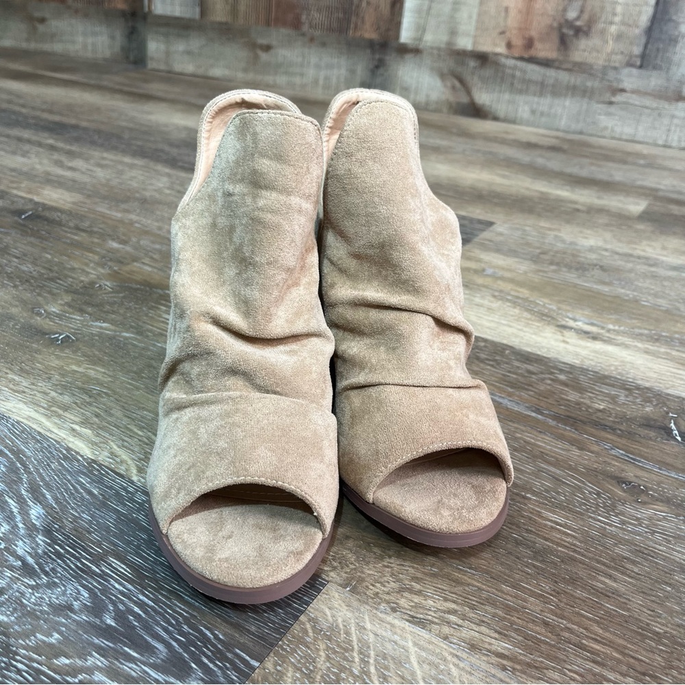 Lulu's Women's Sandals Open Toe Bootie Tan Size 6.5 suede block heel.